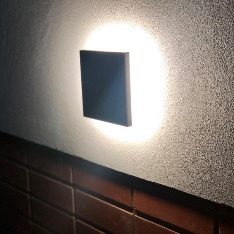 Nowoczesna lampa ścienna Enid w kształcie dysku z aluminium do odbijania światła na zewnątrz