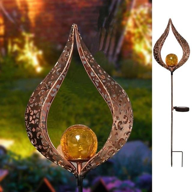 LED-trädgårdslampa med konstgjord låga, solpanel och järnstativ