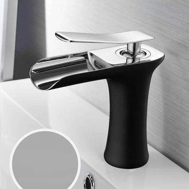 Rubinetto monocomando per lavabo a cascata in ottone con finitura cromata