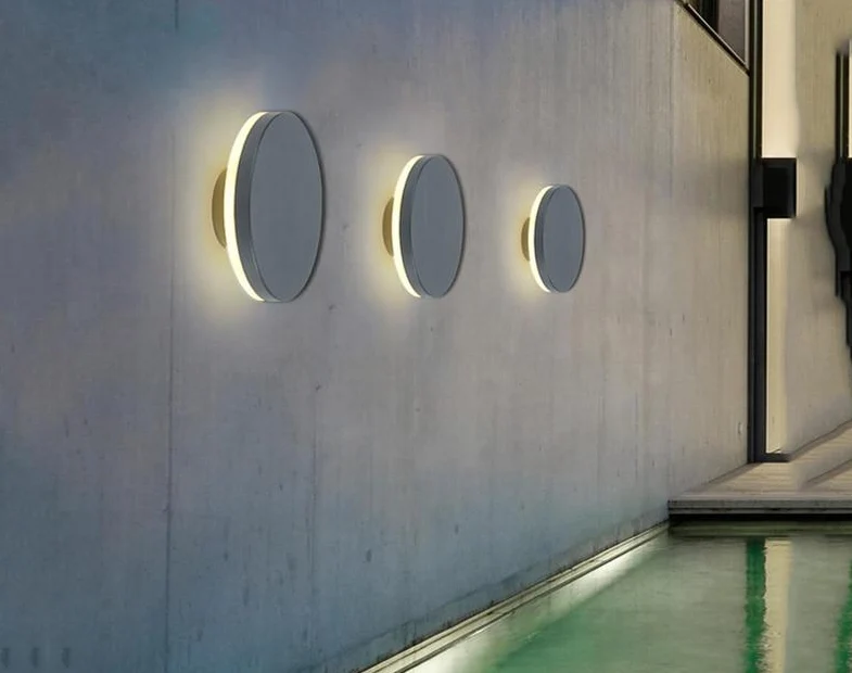 Nowoczesna lampa ścienna Enid w kształcie dysku z aluminium do odbijania światła na zewnątrz