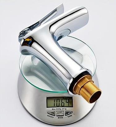 Rubinetto monocomando per lavabo a cascata in ottone con finitura cromata