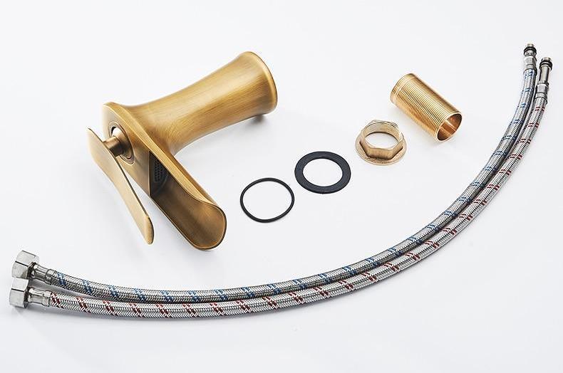 Rubinetto monocomando per lavabo a cascata in ottone con finitura cromata