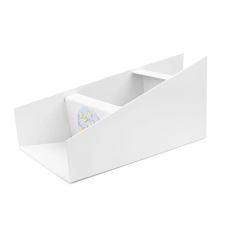 Modern geometrisk vägglampa med varmvitt LED-ljus