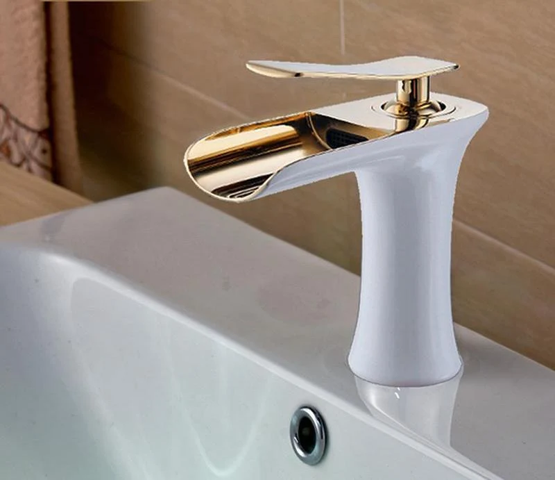 Rubinetto monocomando per lavabo a cascata in ottone con finitura cromata
