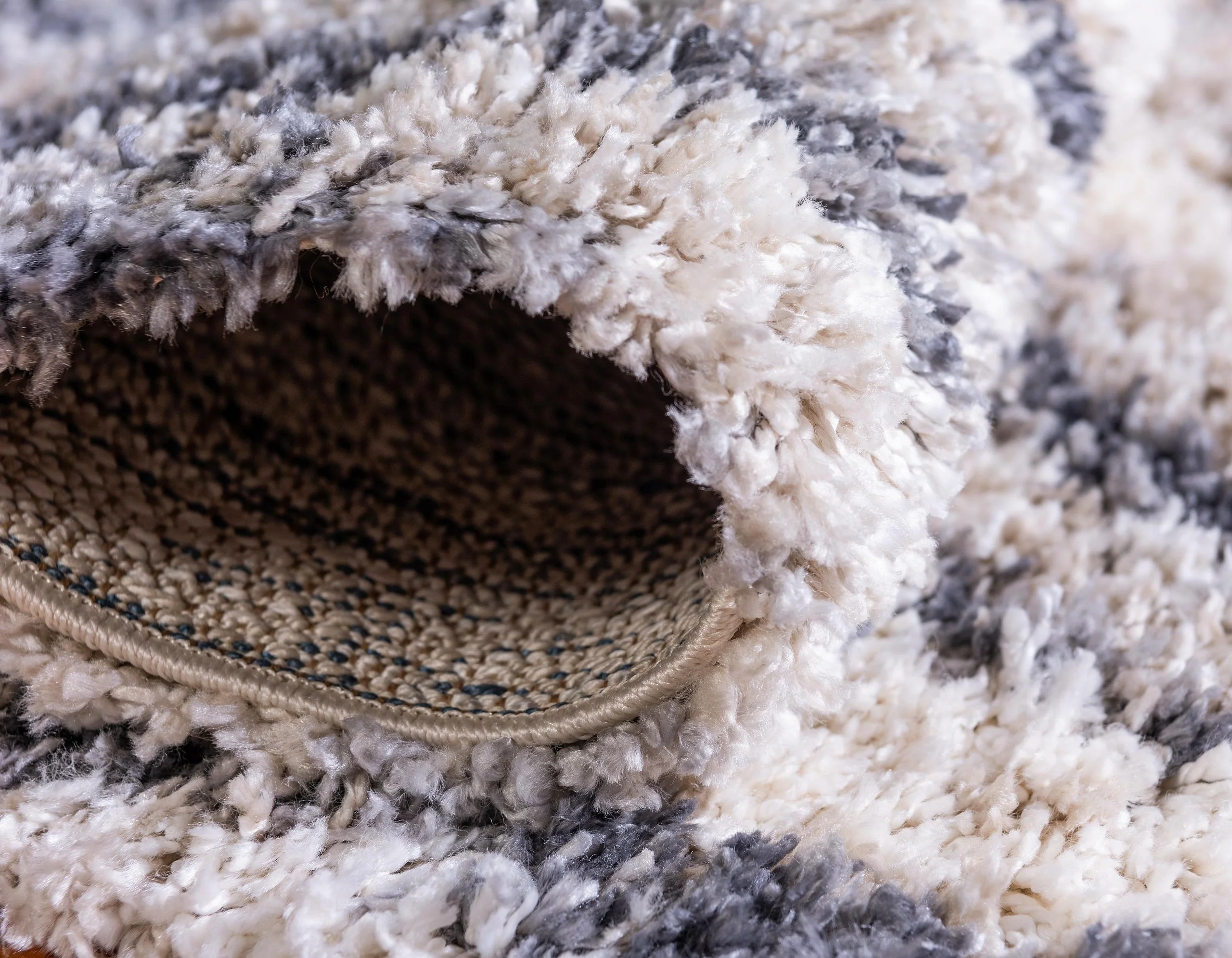 Tappeto shaggy Quinten con miscela color marmo di Unique Loom