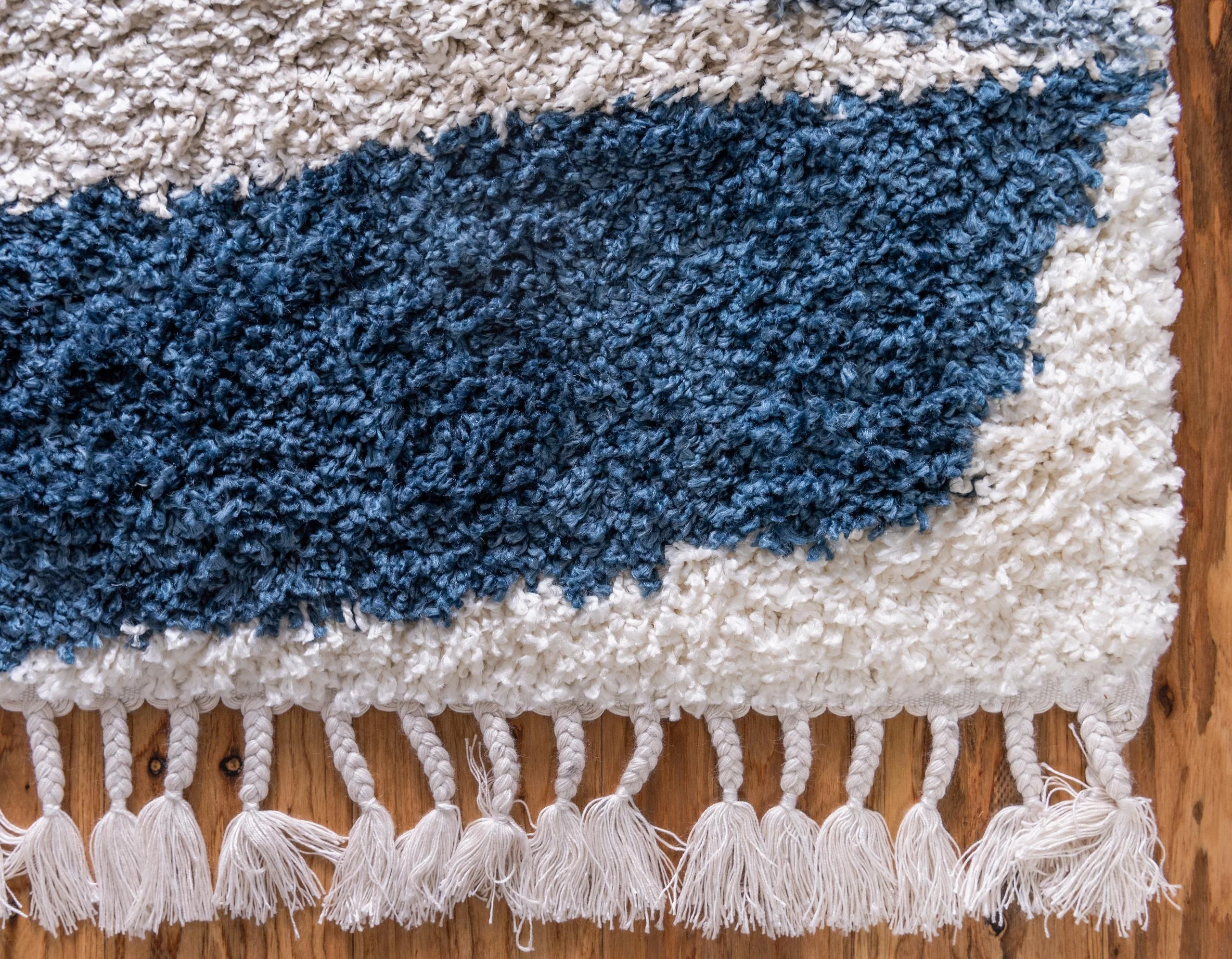 Jeramiah Modern Shaggy Area Rug from Unique Loom in Soft Polypropylene