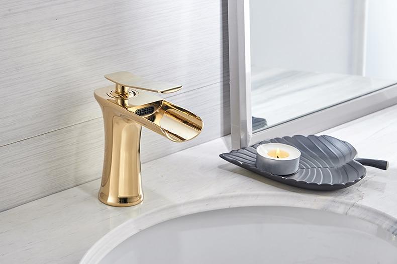 Rubinetto monocomando per lavabo a cascata in ottone con finitura cromata