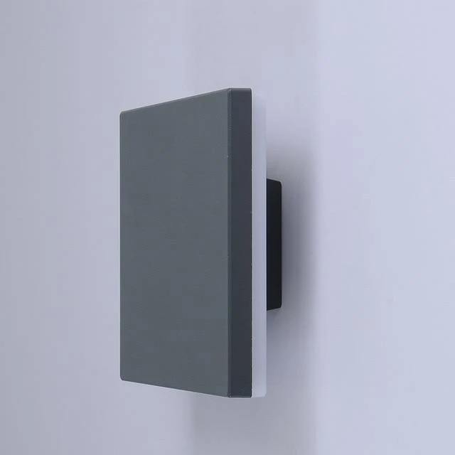 Nowoczesna lampa ścienna Enid w kształcie dysku z aluminium do odbijania światła na zewnątrz