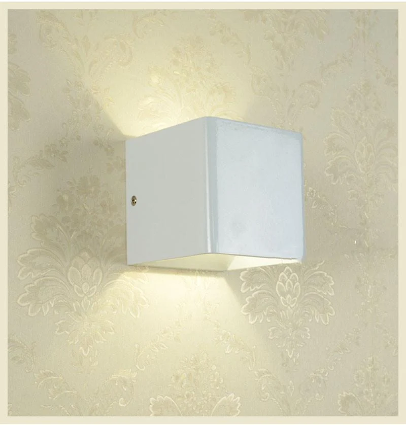 Moderne LED up down kubus wandlamp in aluminium en acryl