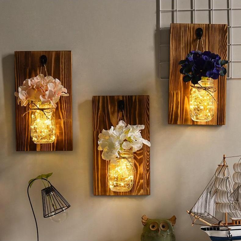 Jinx väggmonterad mason jar-lampa med ljusslinga och hortensior