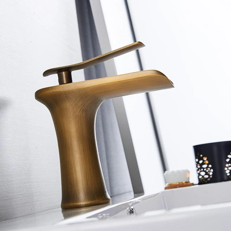 Rubinetto monocomando per lavabo a cascata in ottone con finitura cromata