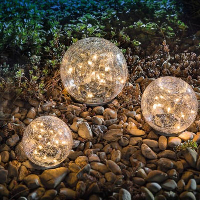Halkeillut lasipallo aurinkopuutarhavalo ulkokoristeluun