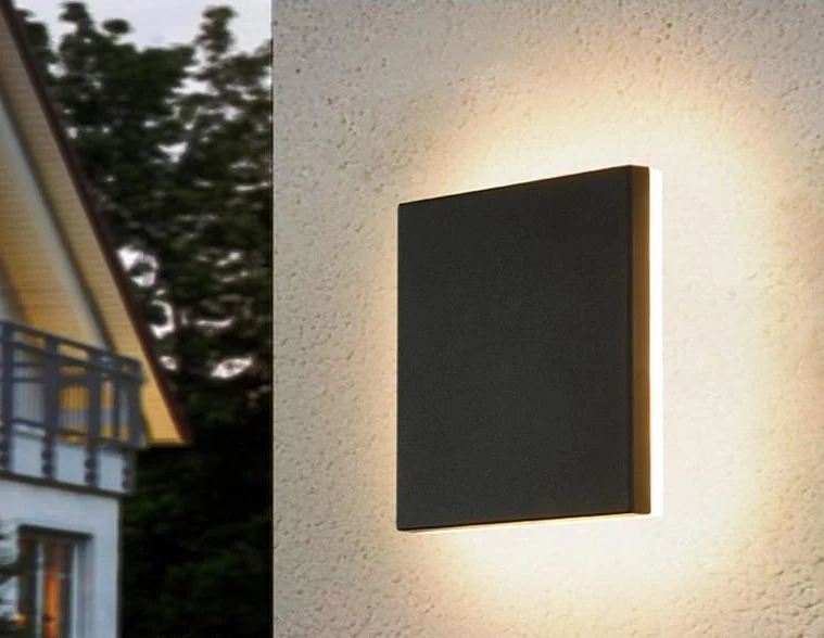 Nowoczesna lampa ścienna Enid w kształcie dysku z aluminium do odbijania światła na zewnątrz