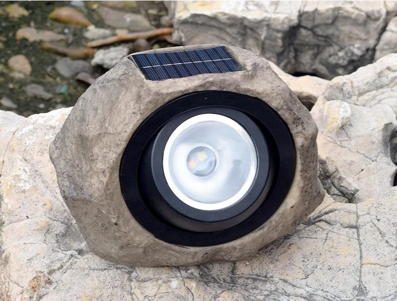 Stone buitenzonnelamp met realistisch steenontwerp voor tuinpaden