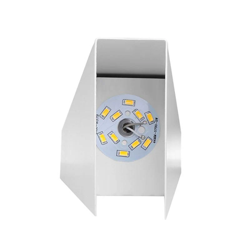 Modern geometrisk vägglampa med varmvitt LED-ljus