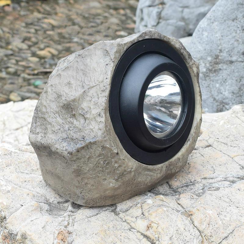 Stone buitenzonnelamp met realistisch steenontwerp voor tuinpaden