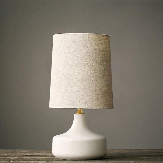 Moderne nordisk LED-skrivebordslampe i jern og stof