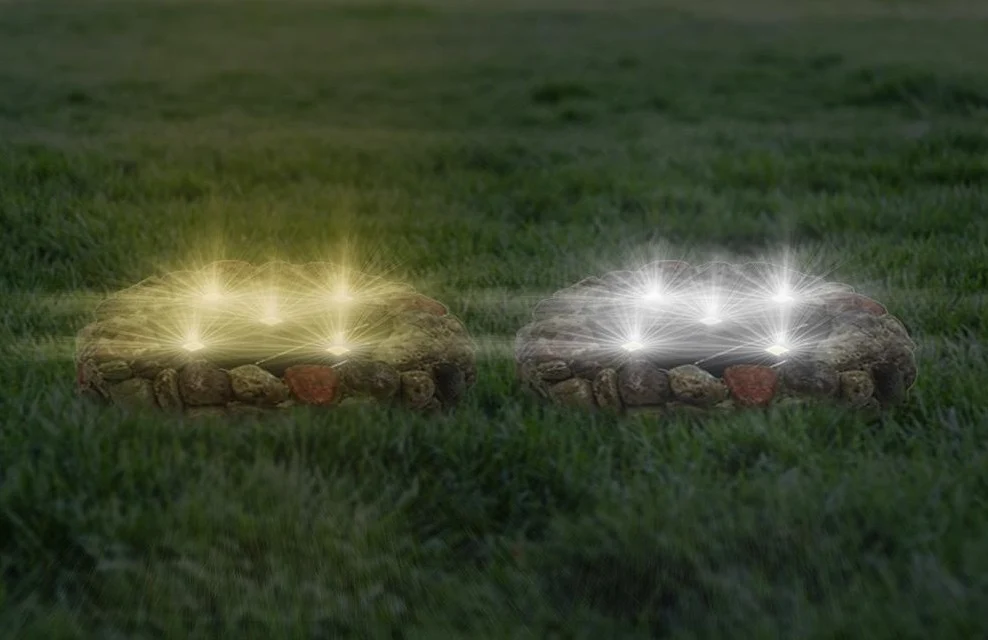 Kobblestensformad solcellsdriven LED-lampa i keramik och plast för trädgårdsrabatter