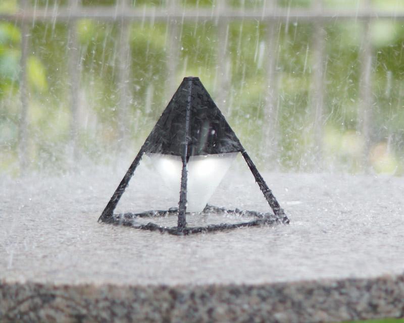 Lámpara de diamante piramidal con activación táctil para interior y exterior