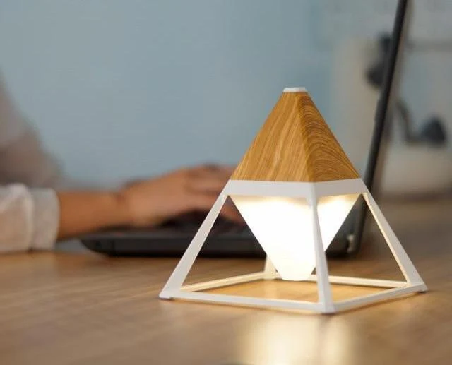 Lámpara de diamante piramidal con activación táctil para interior y exterior