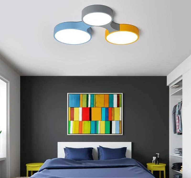 Moderne nordisk loftlampe i jern og akryl med farver