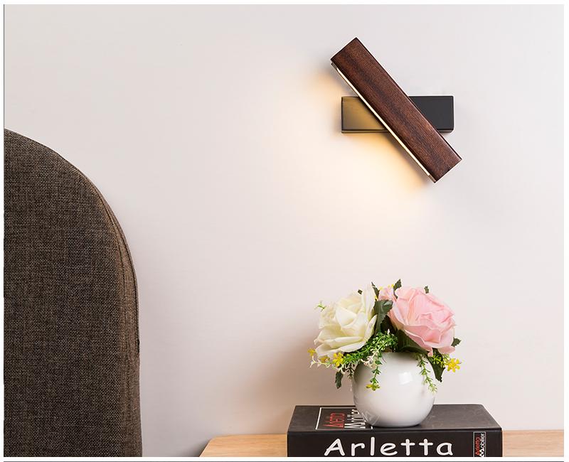 Vera LED-Wandleuchte aus Eisen und Holz, drehbar für schräges Licht