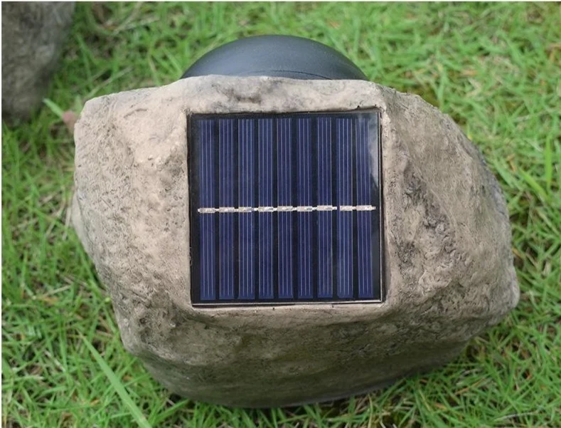 Stone buitenzonnelamp met realistisch steenontwerp voor tuinpaden