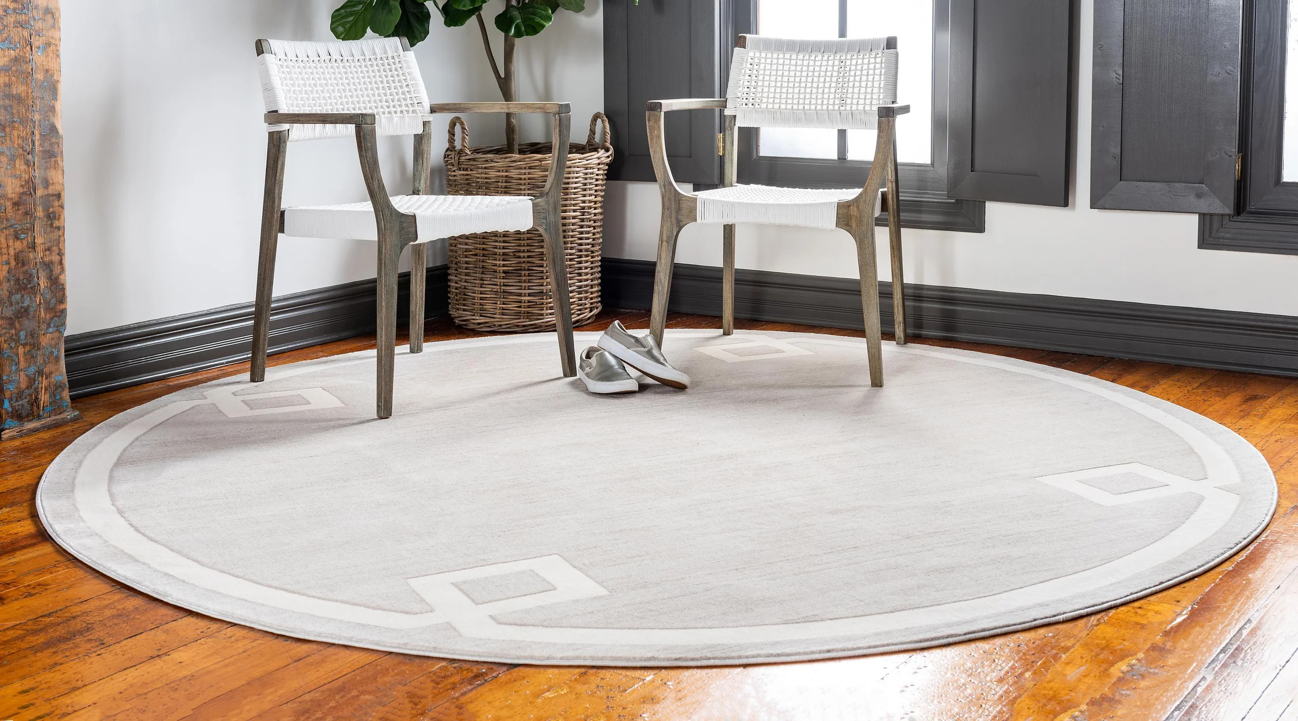 Dangelo Modern European Border Rug by Unique Loom