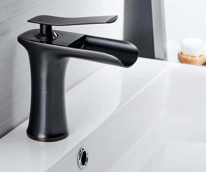 Rubinetto monocomando per lavabo a cascata in ottone con finitura cromata