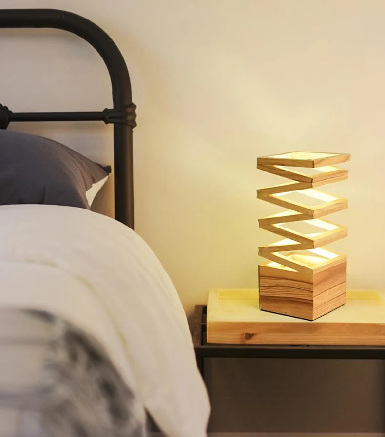 Ludwig akkordlampe i træ og metal til hjemmekontoret