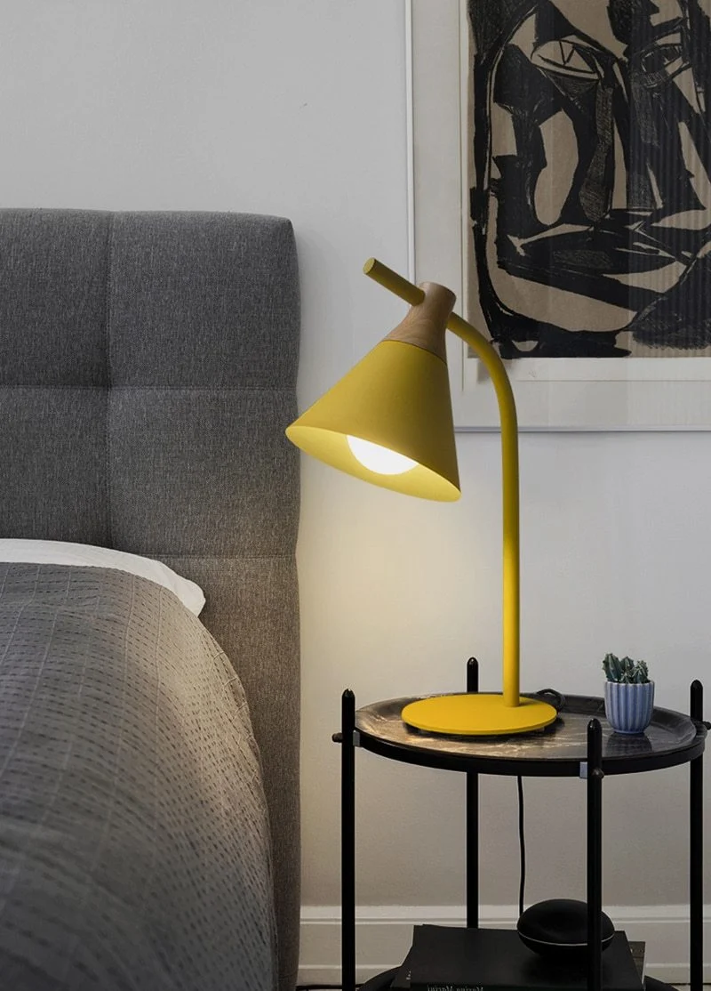 Patriam moderne nordisk skrivebordslampe i jern og træ, 20,5 tommer høj