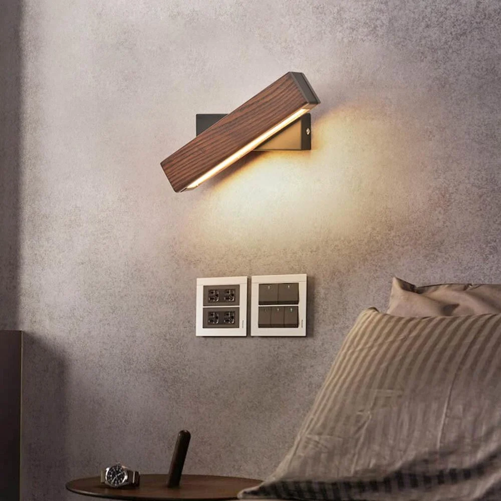 Vera LED-Wandleuchte aus Eisen und Holz, drehbar für schräges Licht