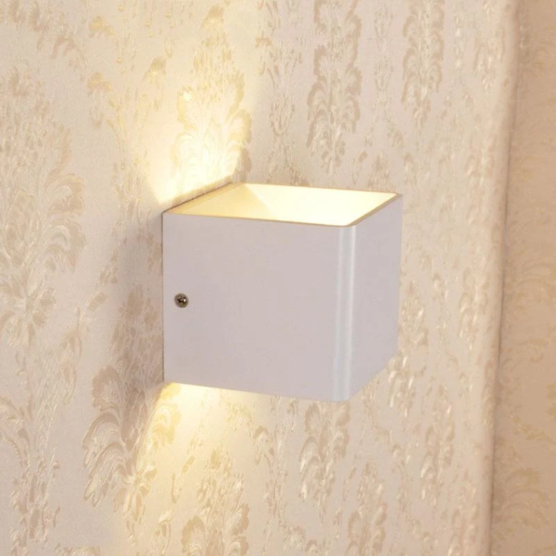 Moderne LED up down kubus wandlamp in aluminium en acryl