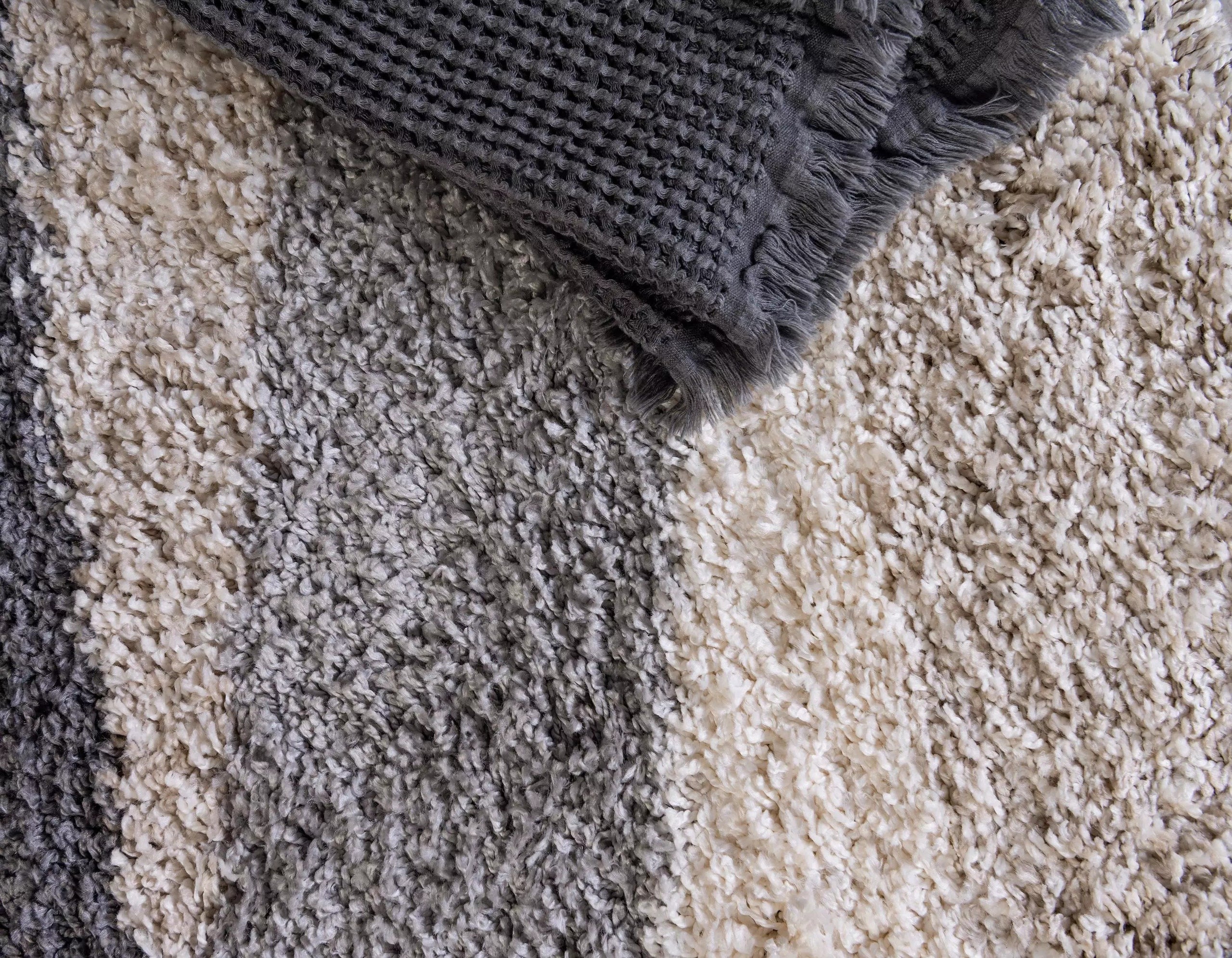 Jeramiah Modern Shaggy Area Rug from Unique Loom in Soft Polypropylene