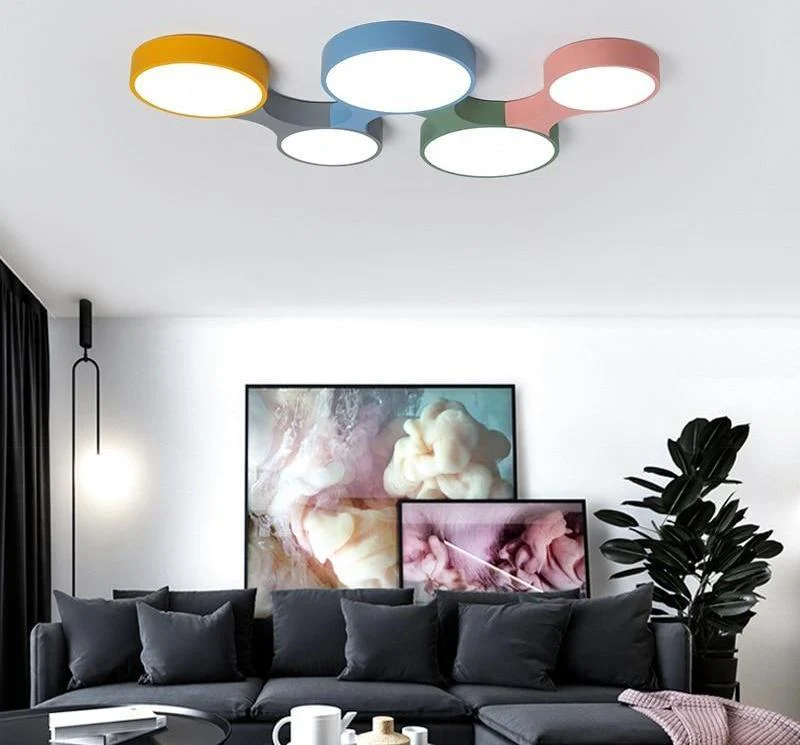 Moderne nordisk loftlampe i jern og akryl med farver