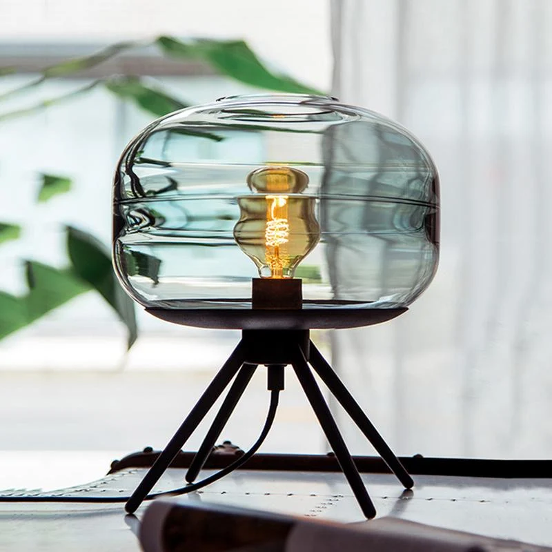 Adler bordlampe med glaskuppel og jerntripod til skrivebord og natbord