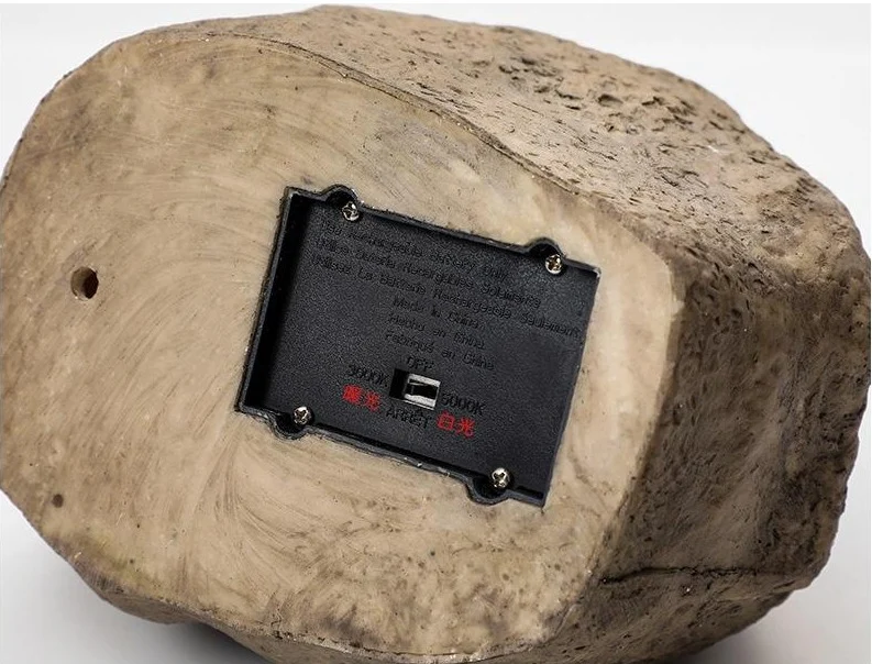 Stone buitenzonnelamp met realistisch steenontwerp voor tuinpaden