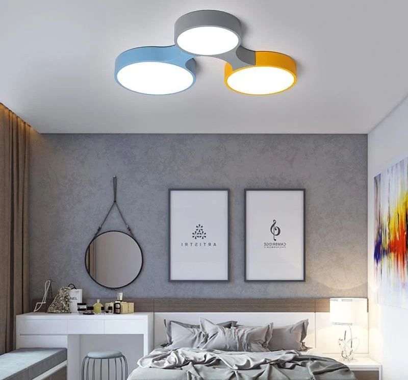 Moderne nordisk loftlampe i jern og akryl med farver