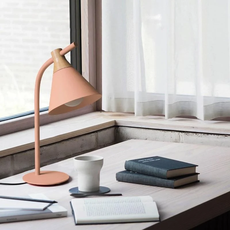 Patriam moderne nordisk skrivebordslampe i jern og træ, 20,5 tommer høj
