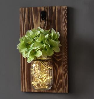 Jinx väggmonterad mason jar-lampa med ljusslinga och hortensior