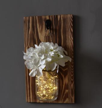 Jinx väggmonterad mason jar-lampa med ljusslinga och hortensior