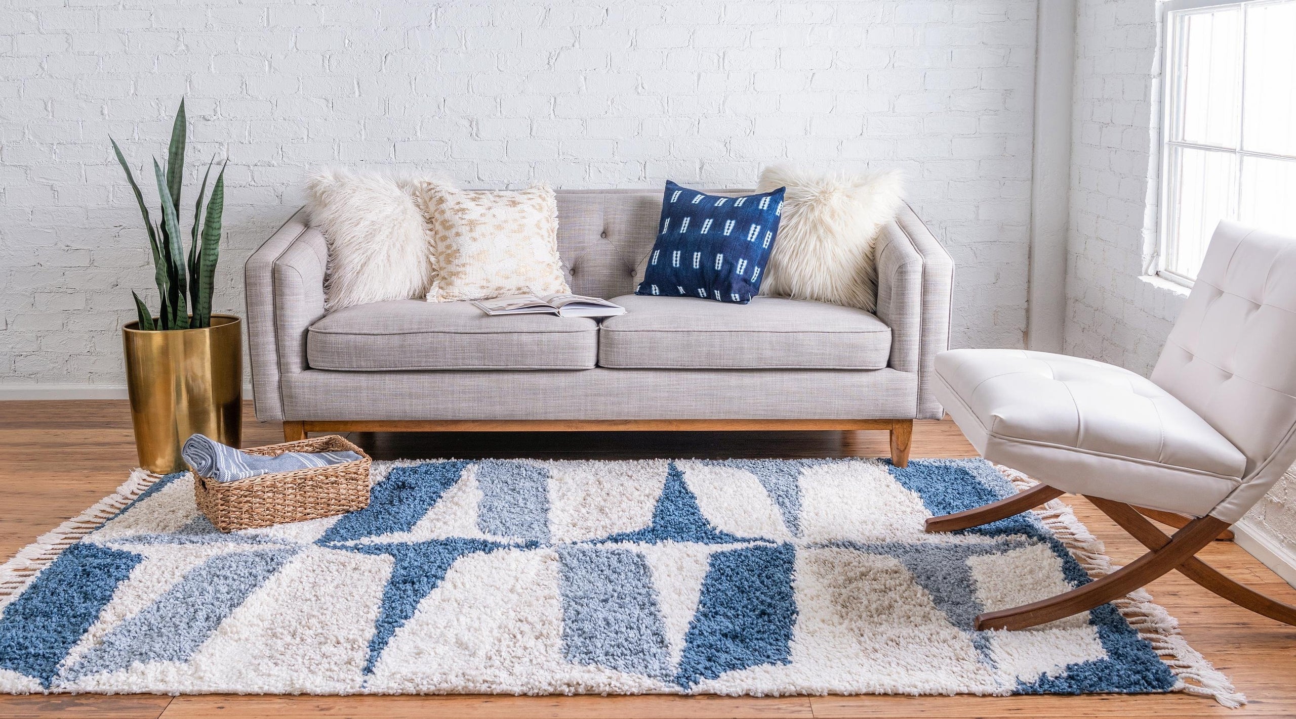 Jeramiah Modern Shaggy Area Rug from Unique Loom in Soft Polypropylene