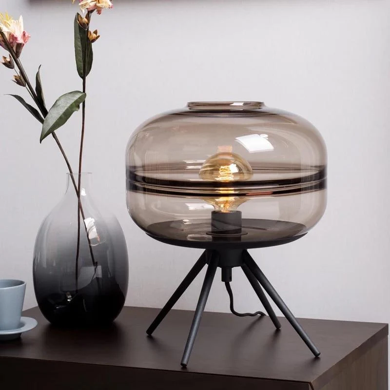 Adler bordlampe med glaskuppel og jerntripod til skrivebord og natbord