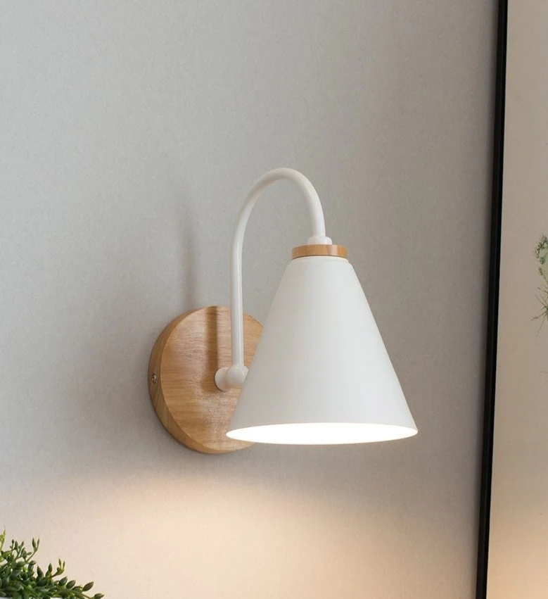 Nowoczesna skandynawska lampa ścienna Greer z metalu i aluminium do przedpokoju i sypialni