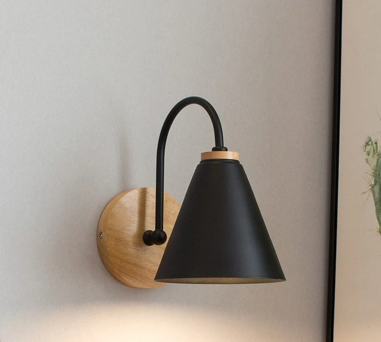 Nowoczesna skandynawska lampa ścienna Greer z metalu i aluminium do przedpokoju i sypialni