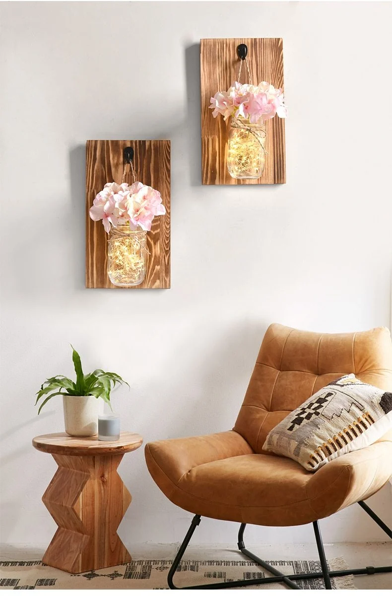 Jinx väggmonterad mason jar-lampa med ljusslinga och hortensior