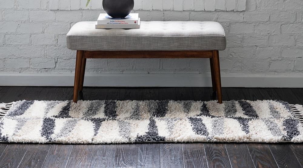 Jeramiah Modern Shaggy Area Rug from Unique Loom in Soft Polypropylene