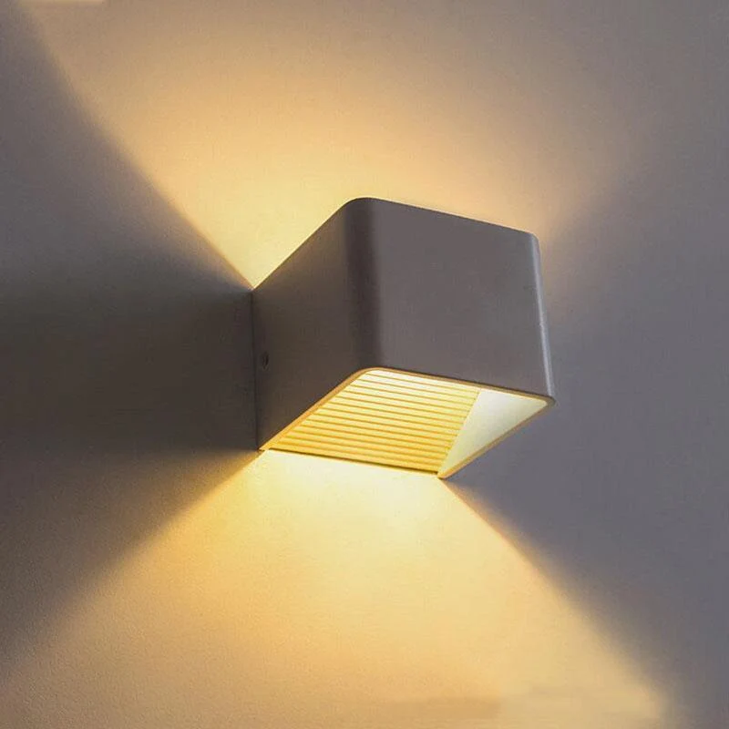 Moderne LED up down kubus wandlamp in aluminium en acryl