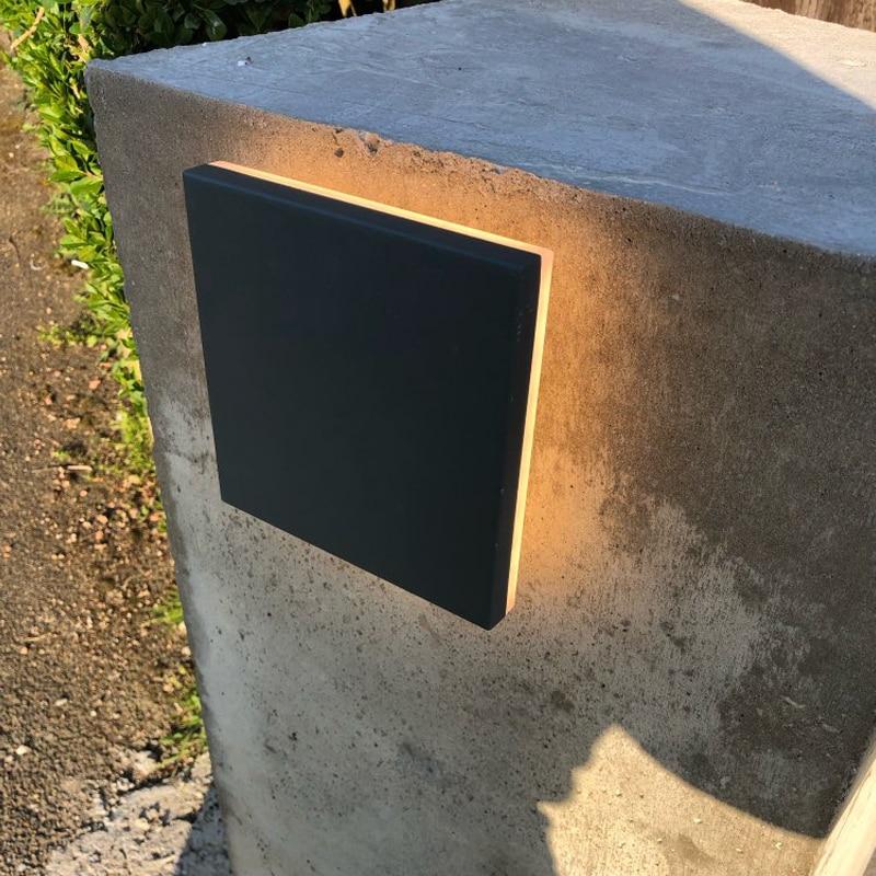 Nowoczesna lampa ścienna Enid w kształcie dysku z aluminium do odbijania światła na zewnątrz