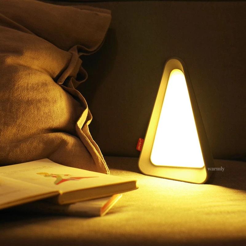 Piramade Flip LED-skrivebordslampe med tyngdesensor og tre lysstyrkeniveauer